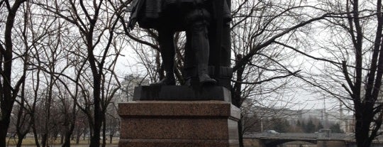 Памятник герцогу Альбрехту / Albrecht von Brandenburg-Ansbach monument is one of Kaliningrad for tourists.