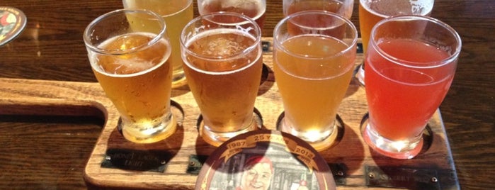 Water Street Brewery is one of Lugares favoritos de Jayson.