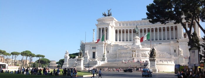 Piazza Venezia is one of Roma.