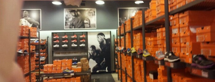 Nike Factory Store is one of Lugares favoritos de Courtney.