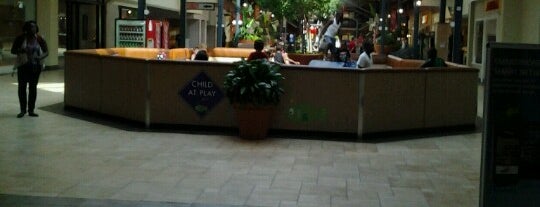 Bayshore Mall Food Court is one of Orte, die Karl gefallen.