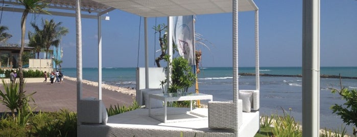 Oceans27 Beach Club & Grill is one of Locais salvos de Alethia.