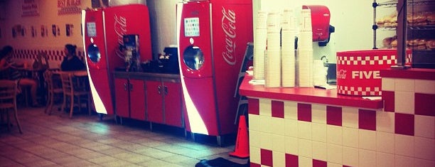 Five Guys is one of Lugares favoritos de Jennifer.