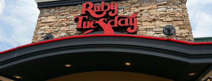 Ruby Tuesday is one of Lugares favoritos de Rhea.