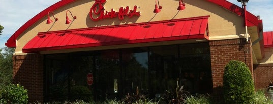 Chick-fil-A is one of Orte, die Suz gefallen.