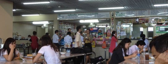 โรงอาหารอักษรฯ is one of สถานที่ที่ Vee ถูกใจ.