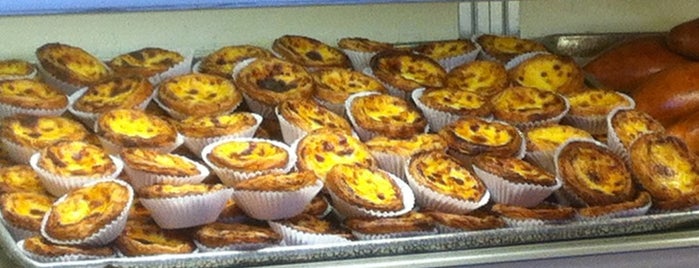 Teixeira's Bakery is one of Locais curtidos por Evan.