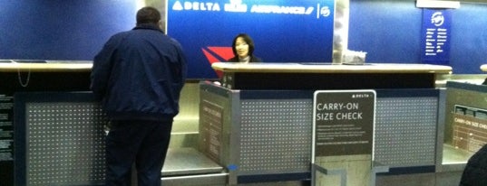 Delta Air Lines Ticket Counter is one of Ricardo 님이 좋아한 장소.