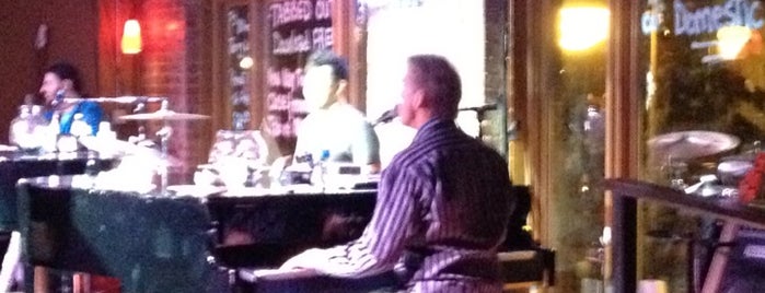 Michael Murphy's Dueling Piano Bar is one of Posti che sono piaciuti a Matthew.