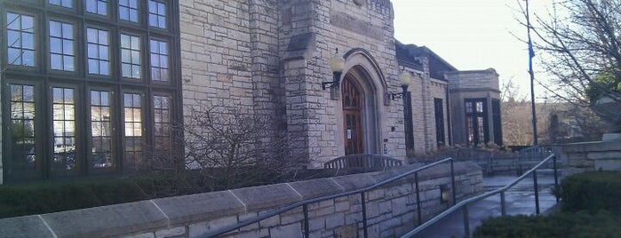 Highland Park Public Library is one of Lugares favoritos de William.