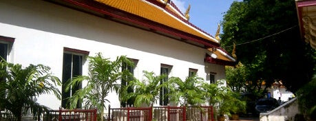 Wat Mahathat Yuwarajarangsarit Rajaworamahavihara is one of Visit: FindYourWayInBangkok.