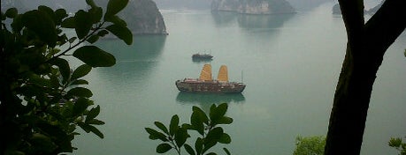 Vịnh Hạ Long (Ha Long Bay) is one of Great Spots Around the World.