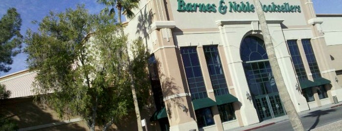 Barnes & Noble is one of Orte, die Ben gefallen.
