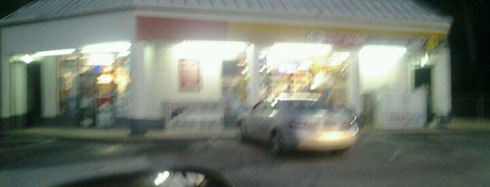 Shell Gas Station is one of Lugares favoritos de Chester.