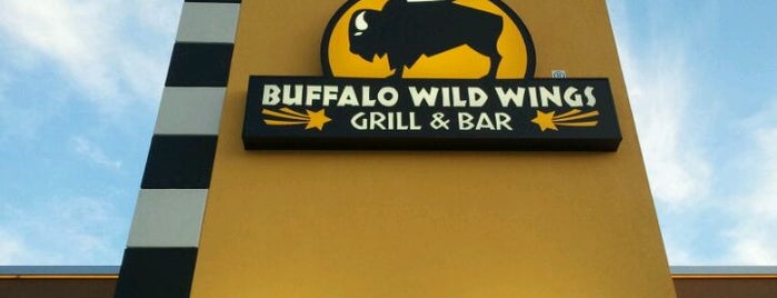 Buffalo Wild Wings is one of Lugares favoritos de Macy.