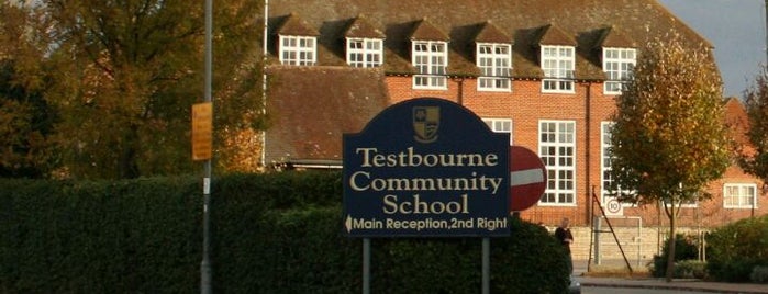 Testbourne School is one of Lieux qui ont plu à Matthew.