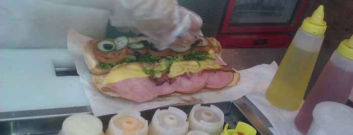 Subway is one of restaurantes.