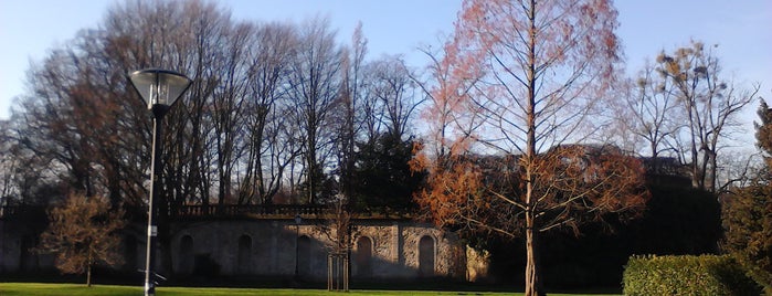 Schlosspark is one of Sehenswürdigkeiten.