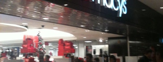 Macy's is one of OMARさんのお気に入りスポット.