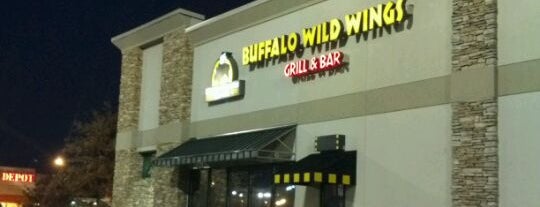 Buffalo Wild Wings is one of สถานที่ที่ Emily ถูกใจ.