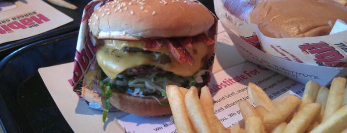 The Habit Burger Grill is one of Orte, die Samuel gefallen.