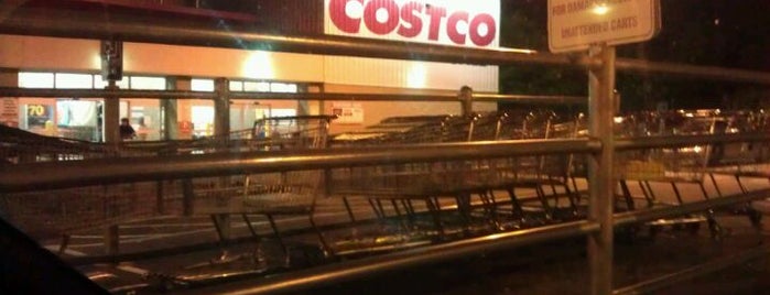 Costco is one of Orte, die Andrew gefallen.