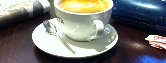 Costa Coffee is one of Lugares favoritos de Lee.