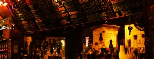 Blue & Gold Tavern is one of Locais curtidos por Jen.