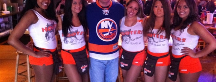 Hooters is one of Fan-fave spots to catch the #Isles on TV.