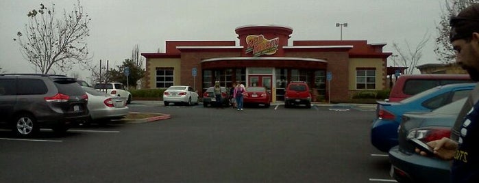 Red Robin Gourmet Burgers and Brews is one of Locais curtidos por Galen.