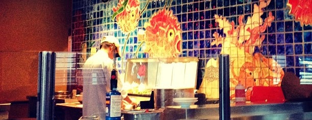 Dragonfish Asian Cafe is one of Lugares favoritos de Chris.