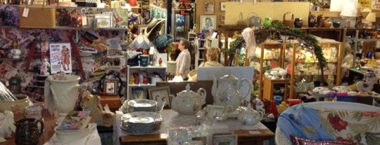 Wiggett's Antique Marketplace is one of Lugares favoritos de Meredith.