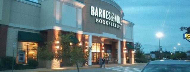 Barnes & Noble is one of Locais salvos de Amber.