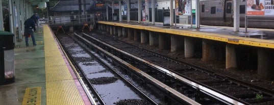 LIRR - Port Washington Station is one of Lauraさんのお気に入りスポット.