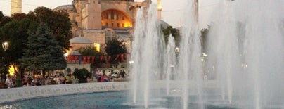 Sultanahmet Meydanı Süs Havuzu is one of Tempat yang Disukai Carl.