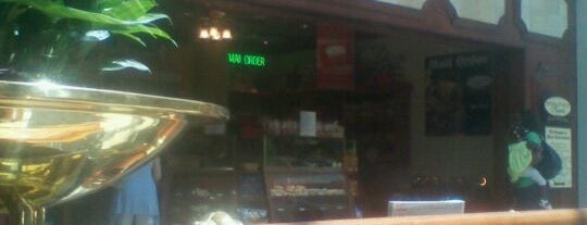 River Street Sweets is one of Locais curtidos por Chester.