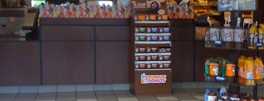 Dunkin' is one of Marcieさんのお気に入りスポット.