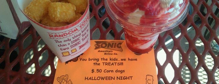 SONIC Drive In is one of Posti che sono piaciuti a Ashley.