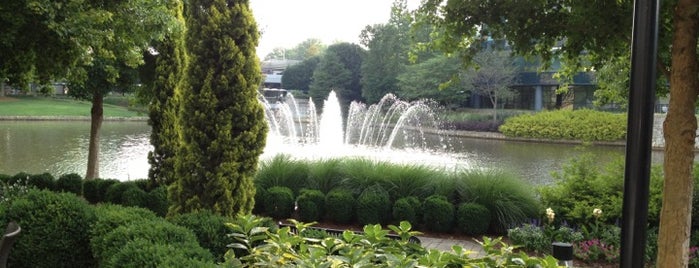 Lakeside Grill at Westin Atlanta Perimeter North is one of Orte, die Chester gefallen.