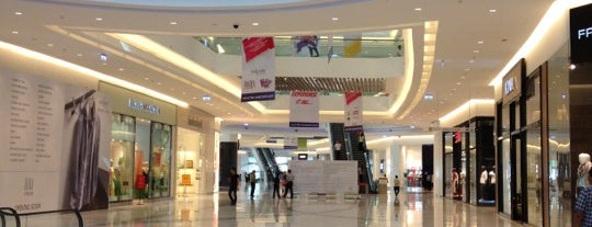 Crescent Mall is one of Dimaさんのお気に入りスポット.