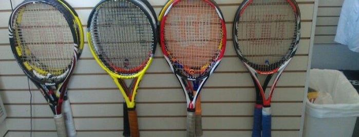 Cold Spring Harbor Beach Club Tennis Pro Shop is one of Lugares favoritos de Andy.