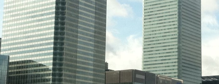 Canary Wharf is one of Londres / London.