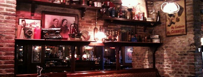 Barry's Irish Pub is one of Tempat yang Disukai Dennis.