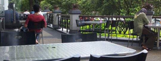 Cafe Istana Budaya is one of Orte, die ꌅꁲꉣꂑꌚꁴꁲ꒒ gefallen.