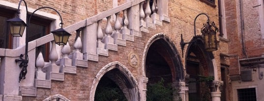 Ristorante Antico Martini is one of Lugares guardados de Larissa.