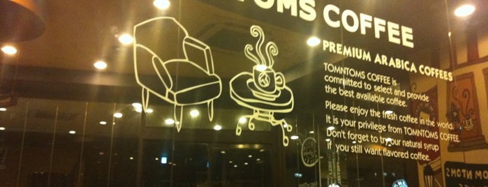 TOM N TOMS COFFEE is one of สถานที่ที่บันทึกไว้ของ Kimmie.