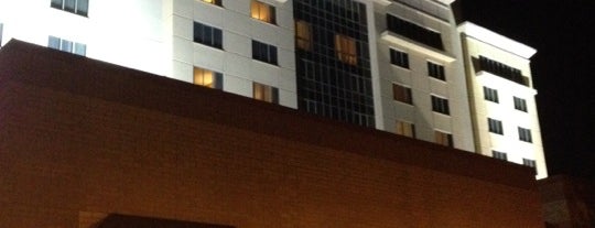 Embassy Suites by Hilton is one of Markさんのお気に入りスポット.