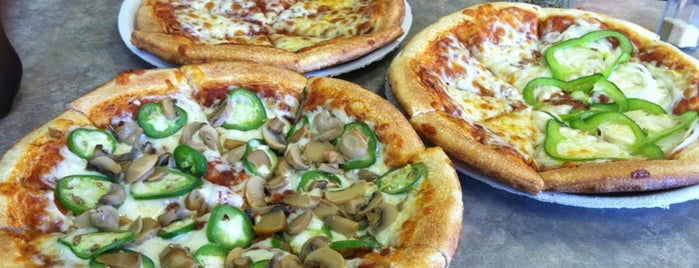 Singas Famous Pizza is one of สถานที่ที่บันทึกไว้ของ Kimmie.