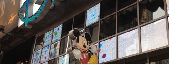 Disney Store is one of Mis lugares más queridos !.