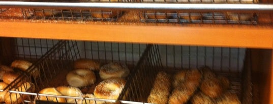 Freshy Fresh Bagels is one of Carlさんのお気に入りスポット.